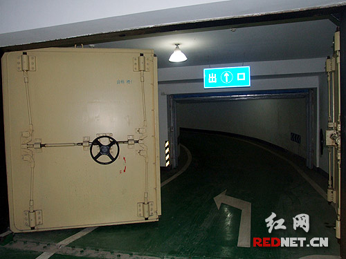 湖南女干部探訪地下生命線 平常車庫(kù)原是人防工程